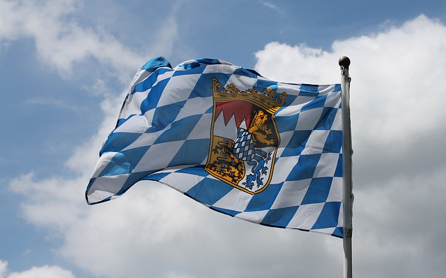 © Lilaminze / Pixabay, CC0 Public Domain Die Flagge Bayerns flattert im Wind
