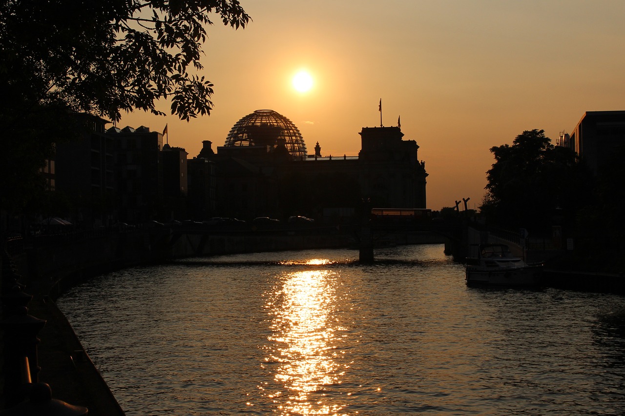 © reginaspics / Pixabay, CC0 Public Domain Das Reichstagsgebäude im Sonnenuntergang